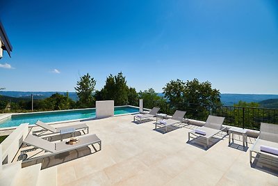 Villa mit Pool und Panoramablick