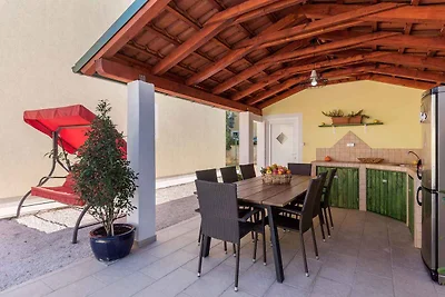 Villa mit Pool und Terrasse