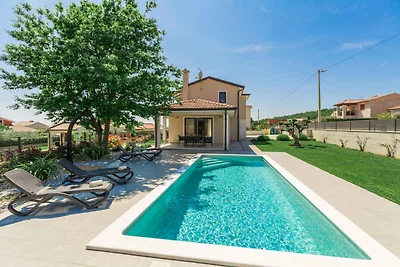 Ferienhaus mit Pool und schöner überdachter