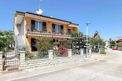 Ferienwohnung mit Terrasse 100 m vom Strand