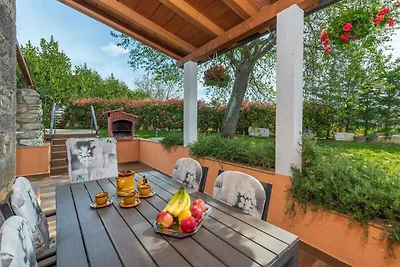 Villa mit Pool und Garten