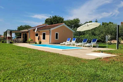 Ferienhaus mit Pool und Garten