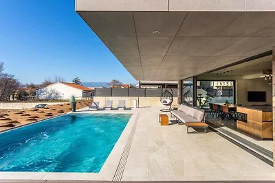 Villa mit Pool und Wellness