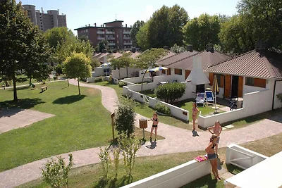 Bungalow Fitnessraum und Tennisplatz