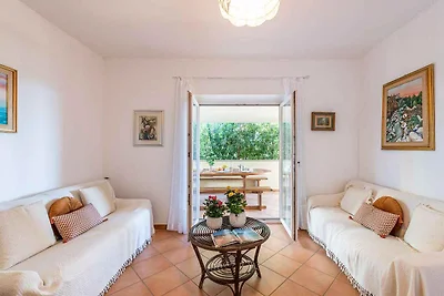 Villa mit Terrasse und Parkplatz