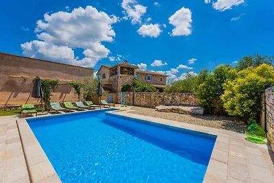 Villa mit Swimmingpool, Taverne und