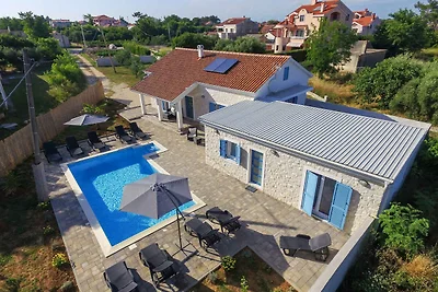 Villa familienfreundlich mit Pool und