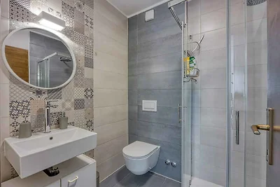 Eine neu renovierte Suite mit einem Schlafzim