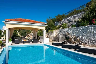 Villa mit Pool und Meerblick
