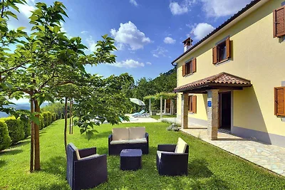 Villa mit Pool und Panoramablick
