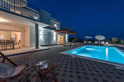 Villa mit Pool und WLAN