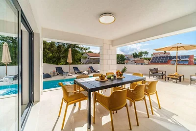 Villa mit Pool und Klimaanlage