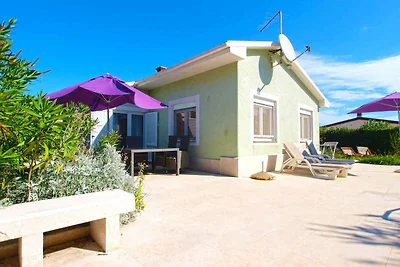 Ferienhaus mit Pool und Grill