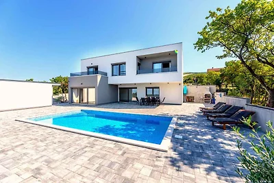 Villa mit Schwimmbad im ruhigen Dorf Smrika