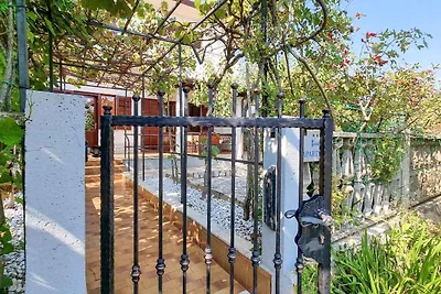 Ferienwohnung mit schönem Balkon mit Tisch un