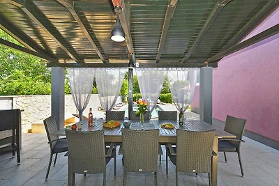 Villa mit Swimmingpool, Kinderspielplatz und
