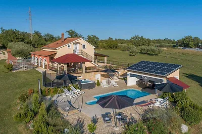 Villa mit Pool und Klimaanlage