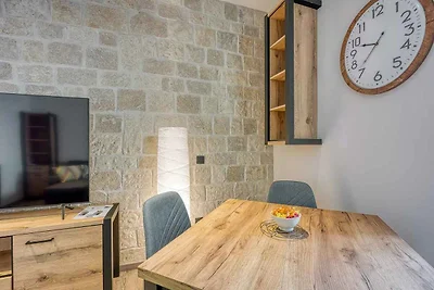 Eine neu renovierte Suite mit einem Schlafzim