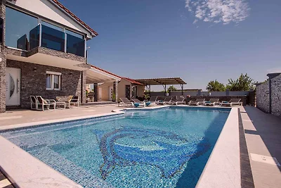 Villa mit Pool, gemütlichen Terrassen und