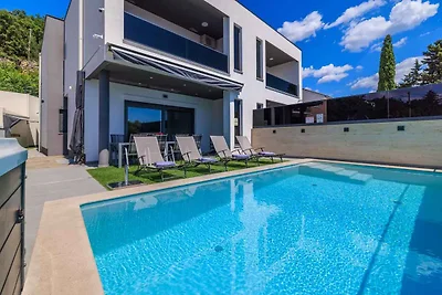 Ferienhaus mit Pool und Meerblick