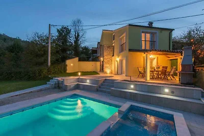 Ferienhaus mit Pool und Klimaanlage