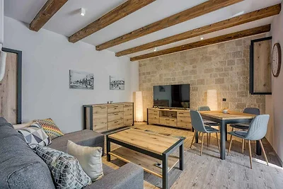 Eine neu renovierte Suite mit einem Schlafzim