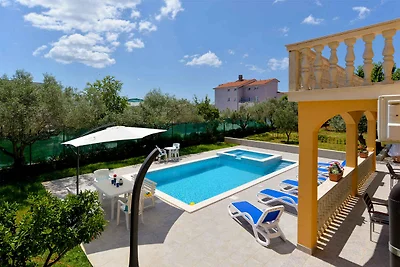 Villa mit Swimmingpool und Sonnenterrasse