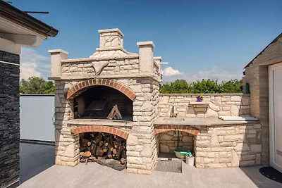 Villa mit Pool, gemütlichen Terrassen und