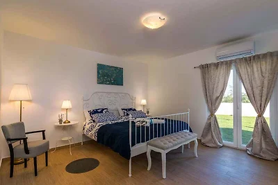 Villa mit Pool und Klimaanlage