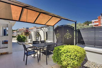 FerienWohnung mit Pool und Sonnenliegen