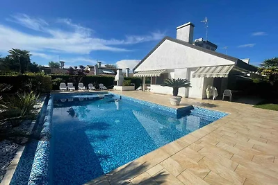 Ferienhaus mit Klimaanlage, Garten und Pool