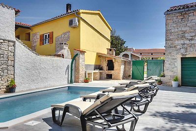 Villa mit Terrasse und Pool