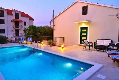 Ferienhaus mit Pool und Klimaanlage