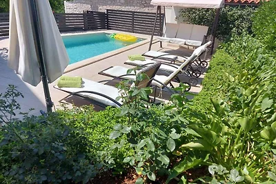 Villa mit Pool und Klimaanlage