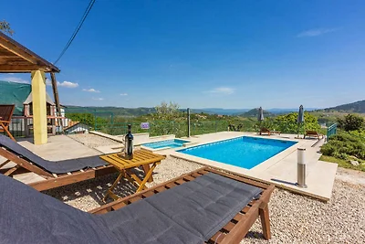 Ferienhaus mit Pool und Klimaanlage