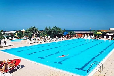 Mobilehome mit Klimaanlage und halb überdacht