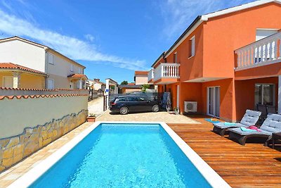 Ferienhaus mit umzäunten Grundstück und Pool