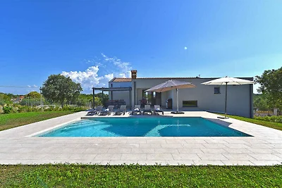 Villa mit Swimmingpool und grossem Garten
