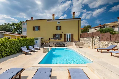 Villa mit Pool und Sonnenterrasse