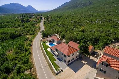 Villa mit grossem Aussenpool
