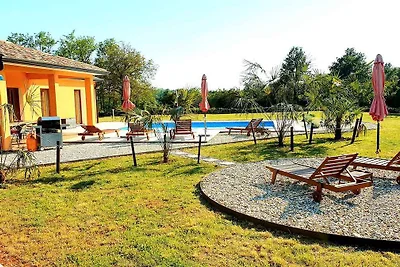 Villa mit Pool und WLAN