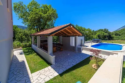 Ferienhaus mit Pool und Klimaanlage