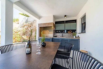 Villa mit Pool und Meerblick