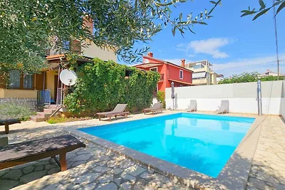 Ferienwohnung mit Pool und Garten