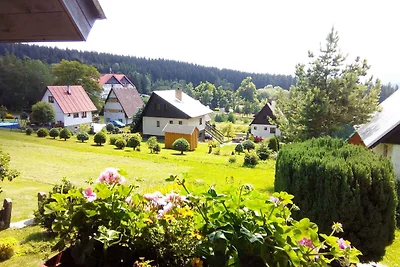 Berghütte im Wald mit Hinterteil