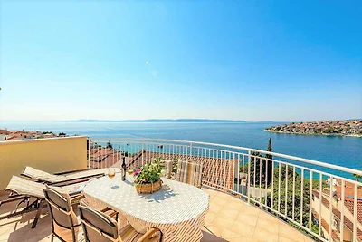 Ferienwohnung mit Pool und Meerblick