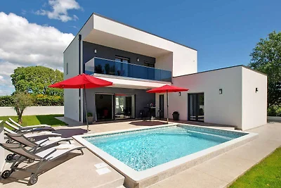 Villa mit Swimmingpool und Kinderspielplatz
