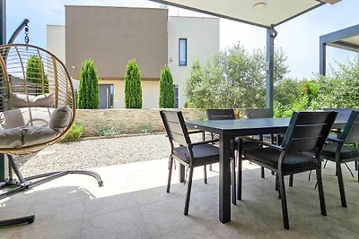 Ferienhaus mit Terrasse und Gartenmöbeln