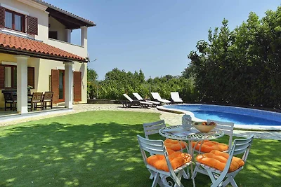 Villa mit Pool und Klimaanlage