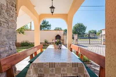 Villa mit Pool und Garten